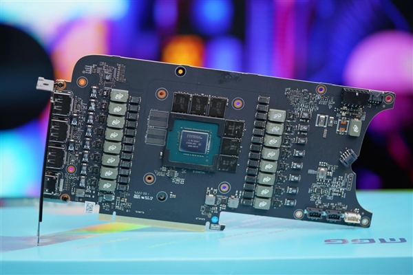 罕见5风扇设计!铭瑄RTX 4070 Ti MGG OC12G显卡图赏