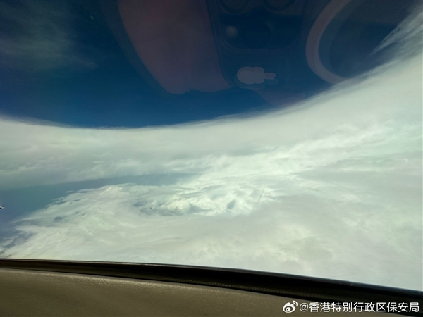 极为珍贵！驾驶飞机实拍超强台风“苏拉”：风眼画面清晰可见