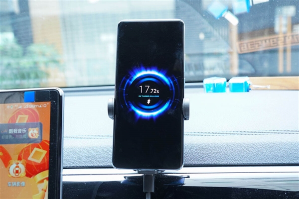 199元支持iPhone!小米无线车充30W图赏:自动感应伸缩