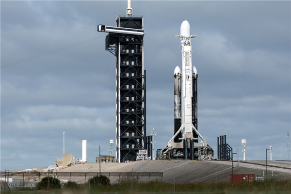 一再推迟：SpaceX猎鹰重型火箭暂停发射美国神秘空天飞机X-37B