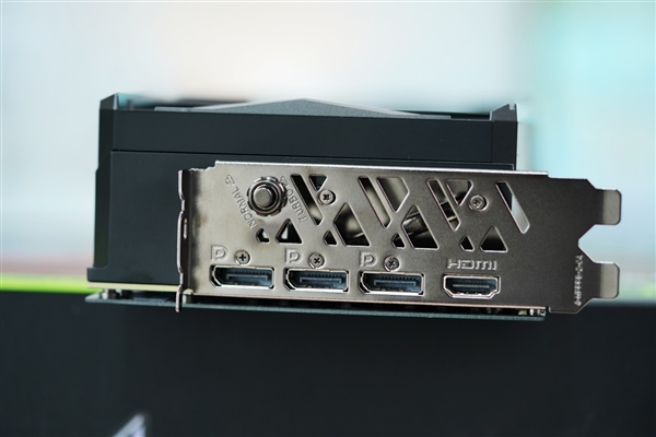 独特磁吸智屏！七彩虹iGame RTX 4070 Vulcan OC显卡图赏