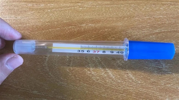 2个体温计竟然差1℃！到底哪个准？我发烧了没？