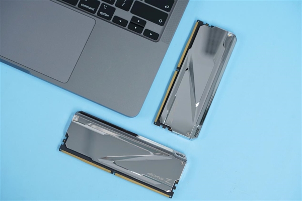 狂飙8000MHz!朗科Z RGB DDR5-8000 16GB电镀银内存图赏
