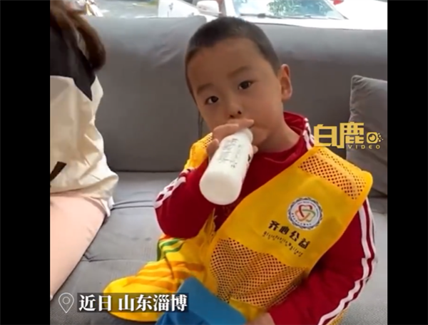 好客山东名不虚传!淄博0.85米志愿者喝着奶帮看行李