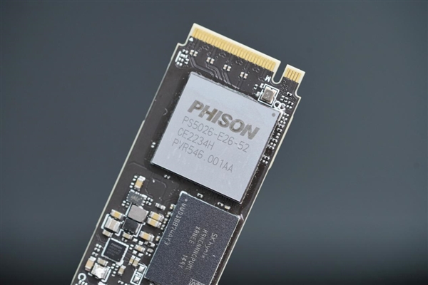 速度狂飙10000Mbps！技嘉大雕510K SSD 2TB图赏