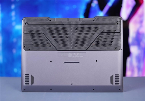 RTX 4060+2.5K屏仅6499元!机械革命新款蛟龙16S图赏