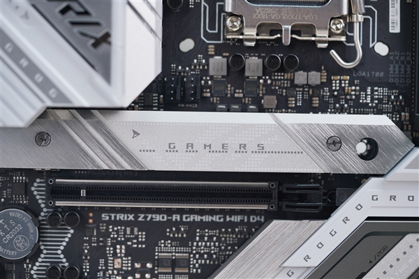 身披银白战甲！华硕ROG STRIX Z790-A GAMING WIFI D4吹雪主板图赏