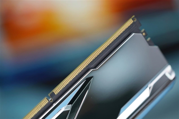 狂飙8000MHz!朗科Z RGB DDR5-8000 16GB电镀银内存图赏
