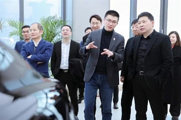 华为全面主导问界?海报贴上菊花标 网友:可以名正言顺扣标了