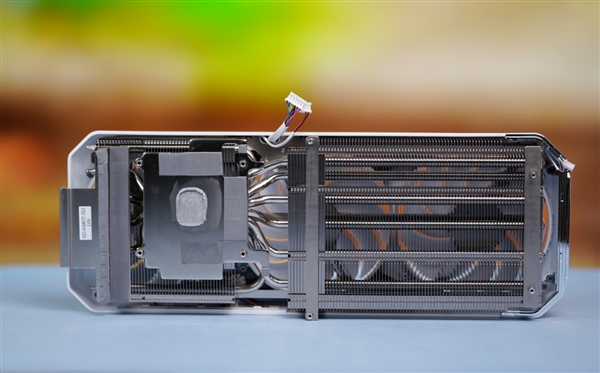 通体白色高颜值!铭瑄RTX 4070 iCraft OS12G瑷珈显卡图赏
