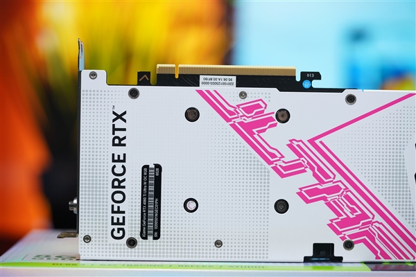 高颜值波普风！七彩虹RTX 4060 Ti Ultra W OC显卡图赏