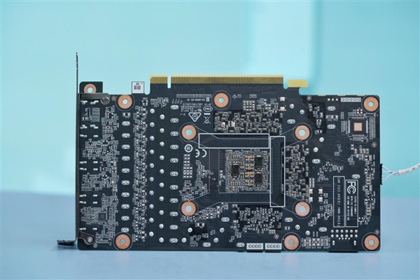 涂鸦外观玩趣十足!索泰RTX 4070Ti天启OC欧泊白图赏