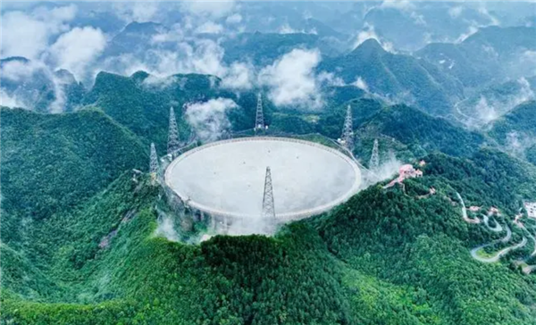 中国天眼惊人发现：一颗脉冲星 正在“吃掉”伙伴
