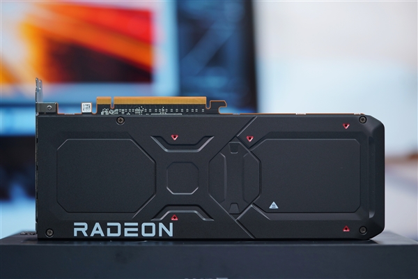 比RTX 4070更强更便宜！AMD RX 7800 XT公版图赏