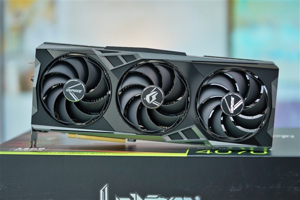 独特磁吸智屏！七彩虹iGame RTX 4070 Vulcan OC显卡图赏