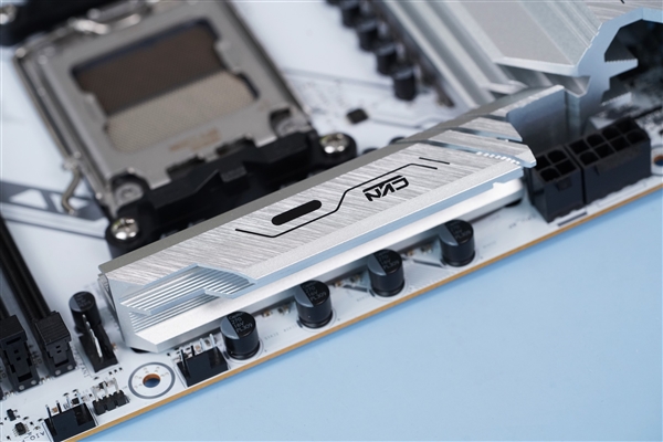 白色攒机首先!七彩虹CVN B650 GAMING FROZEN V14主板图赏