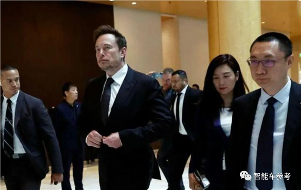 国内玩家慌不慌？特斯拉FSD被曝上海获批：最强量产智驾鲶鱼来了