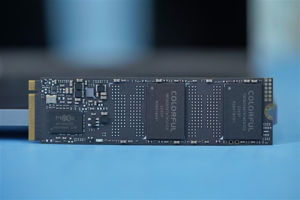 国产主控闪存、满血PCIe 4.0!七彩虹战戟CN700 1TB SSD图赏