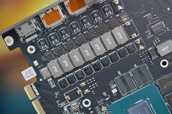 独特磁吸智屏！七彩虹iGame RTX 4070 Vulcan OC显卡图赏