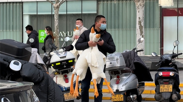 北京多个地铁口有人扫码送“大鹅”：小心隐私泄露