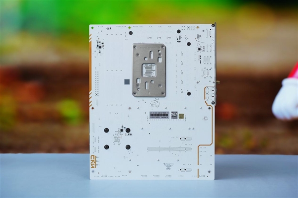 白色攒机首先!七彩虹CVN B650 GAMING FROZEN V14主板图赏