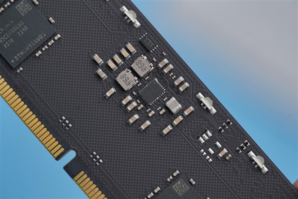 狂飙8000MHz!朗科Z RGB DDR5-8000 16GB电镀银内存图赏