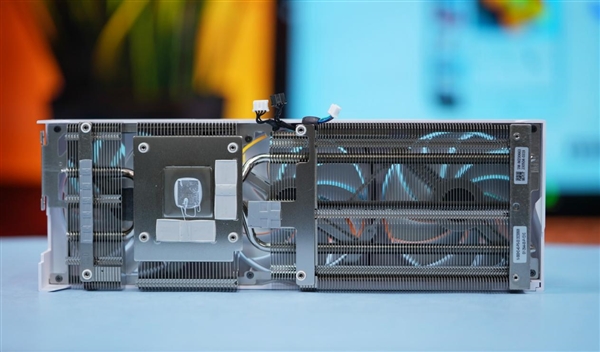 高颜值波普风！七彩虹RTX 4060 Ti Ultra W OC显卡图赏