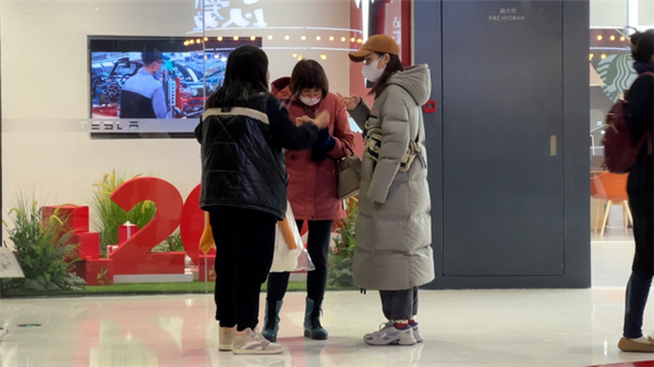 北京多个地铁口有人扫码送“大鹅”:小心隐私泄露