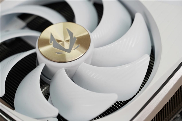 清幽雅致 索泰RTX 4080 AMP EXTREME AIRO月白图赏