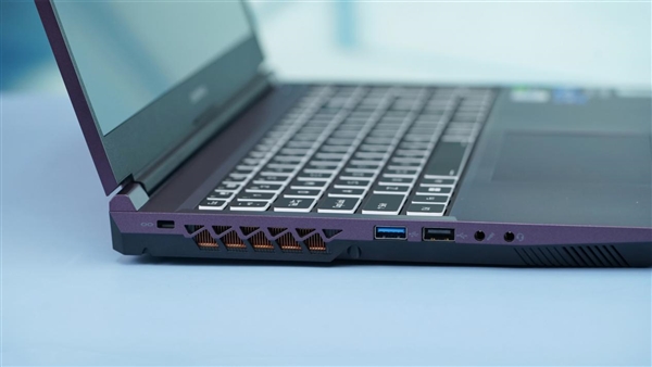 RTX 4060售价6999元 七彩虹将星X15 AT游戏本图赏