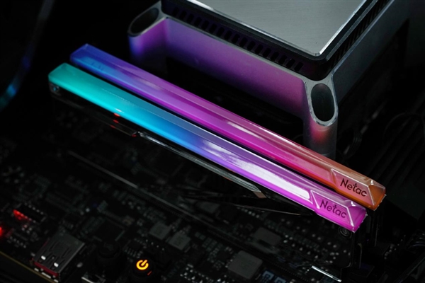 狂飙8000MHz!朗科Z RGB DDR5-8000 16GB电镀银内存图赏