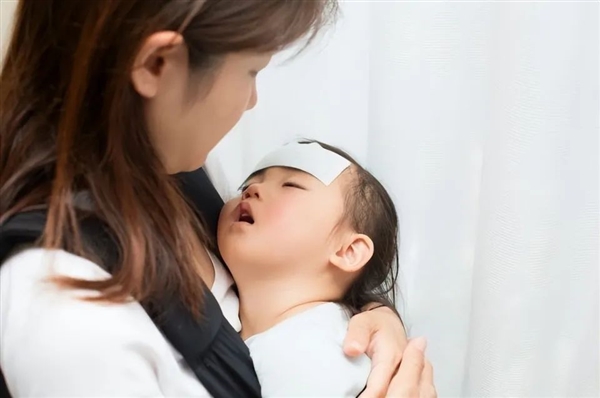 婴儿被家人拥抱亲吻 高烧近40度!老人:以前都这么过来的