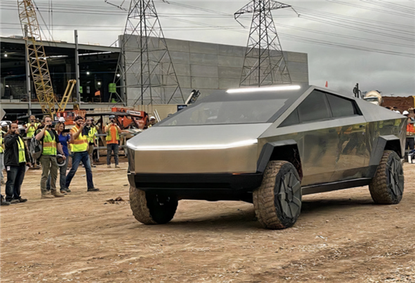 马斯克开着Cybertruck兜风 答应网友加炮塔