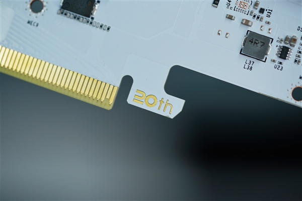 纯白高颜值！影驰20周年款RTX 4070显卡图赏