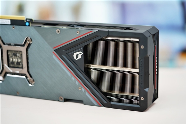 独特磁吸智屏！七彩虹iGame RTX 4070 Vulcan OC显卡图赏