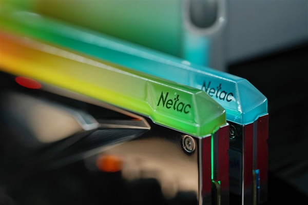 狂飙8000MHz!朗科Z RGB DDR5-8000 16GB电镀银内存图赏