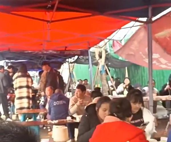 工地食堂因饭菜实惠成大学生打卡点:13元随便吃