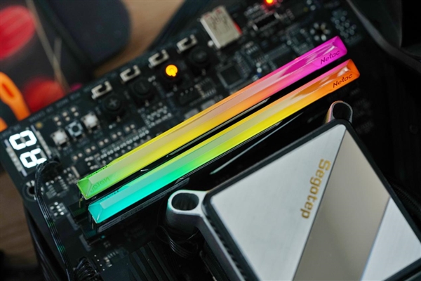狂飙8000MHz!朗科Z RGB DDR5-8000 16GB电镀银内存图赏