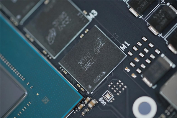 独特磁吸智屏！七彩虹iGame RTX 4070 Vulcan OC显卡图赏