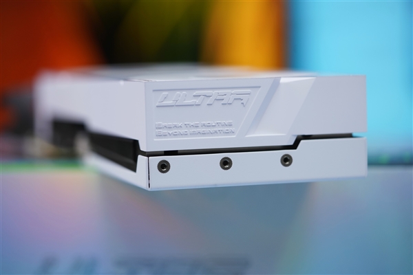 高颜值波普风！七彩虹RTX 4060 Ti Ultra W OC显卡图赏