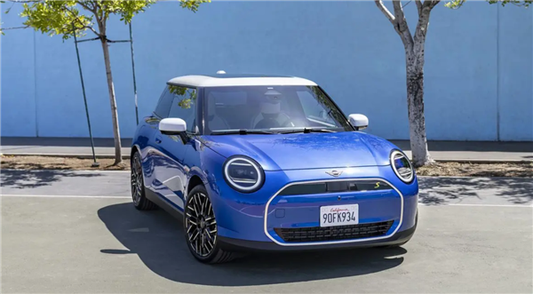 全球唯一！宝马MINI Cooper EV这块屏幕我能玩一整天