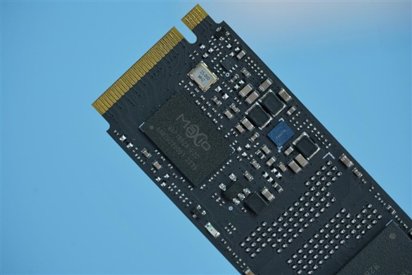 国产主控闪存、满血PCIe 4.0!七彩虹战戟CN700 1TB SSD图赏
