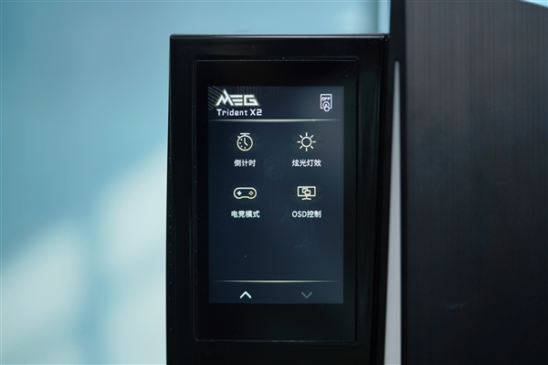 3.5万元带触控屏!微星海皇戟X2游戏主机图赏