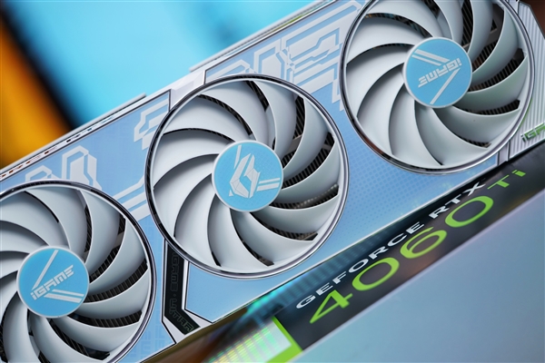 高颜值波普风！七彩虹RTX 4060 Ti Ultra W OC显卡图赏