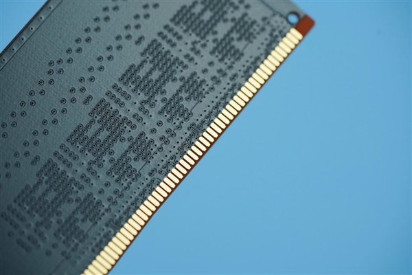 美光原厂颗粒!英睿达DDR5-5600 16GB×2内存图赏