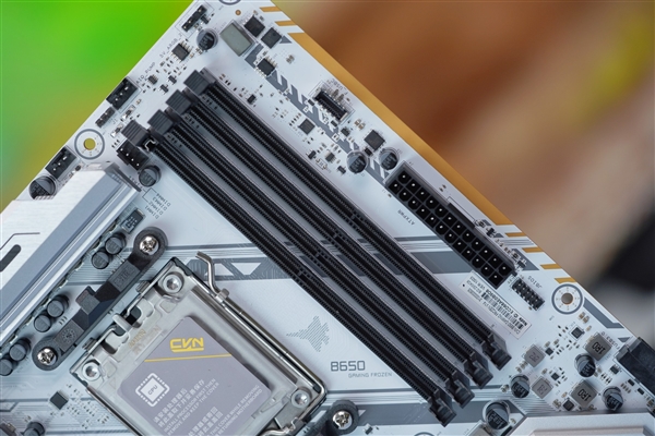 白色攒机首先!七彩虹CVN B650 GAMING FROZEN V14主板图赏