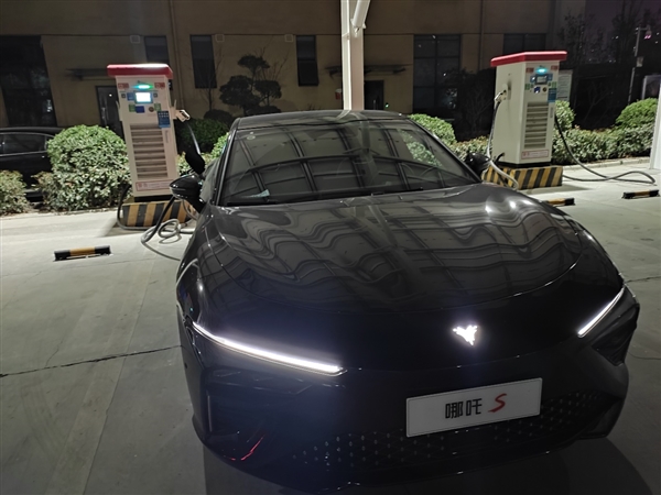 上班一周不用充电 比油车少花70元!哪吒S用车成本秒杀燃油车
