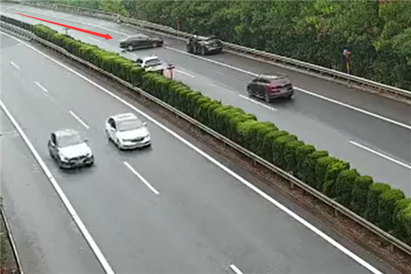 令人血压飙升!一SUV高速快车道停车致多车连撞:后果惨烈