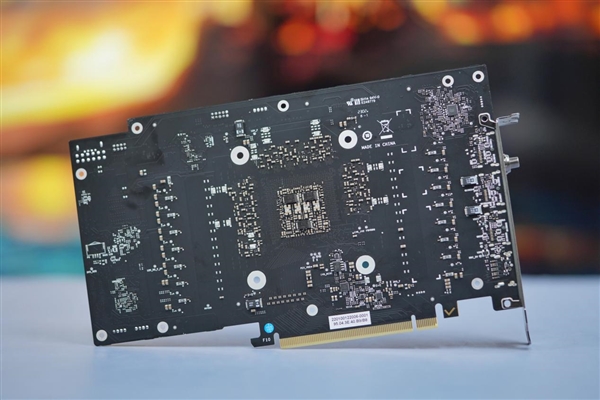 独特磁吸智屏！七彩虹iGame RTX 4070 Vulcan OC显卡图赏