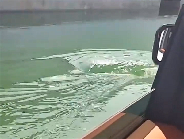 仰望U8应急浮水测试车内视角曝光：水面卷起多个小漩涡